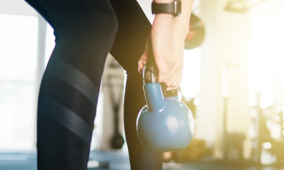 Co daje trening z kettlebell?
